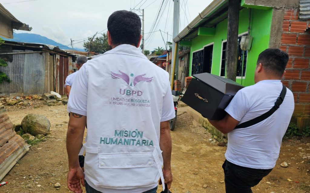 El conflicto armado no solo le arrebató un hijo a don Alirio -el mayor y el único varón en ese entonces entre varias mujeres-, también le quitó a su apoyo en la finca y con quien compartía las tareas del campo. Le arrebató a ese niño al que le había enseñado a trabajar la tierra y manejar un vehículo.