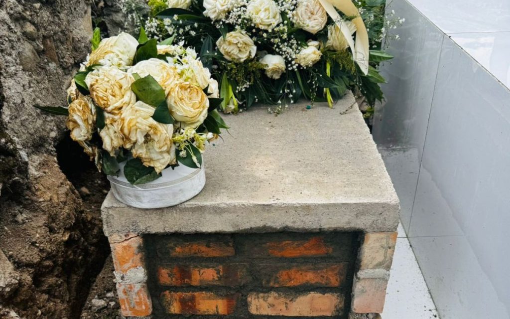 Lorena nació el 27 de marzo de 1985, al interior de la casa familiar, en uno de los tres municipios de la Bota Caucana. Era la hija mayor entre las mujeres. Vivía junto con sus padres y con 13 hermanos y hermanas cuando desapareció, en junio de 2000. La última noticia que tuvieron de ella llegó a mediados de 2003, a través de un mensaje enviado con un vecino y amigo de la familia.