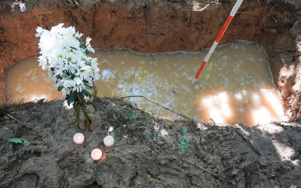 Durante más de una década, una mujer buscó sin sosiego a su hija desaparecida. Recientemente, la Unidad de Búsqueda de Personas dadas por Desaparecidas (UBPD) recuperó el cuerpo de una persona joven en un nacimiento de agua, en medio del bosque y bajo la lluvia. Podría tratarse de su hija quien desapareció en hechos asociados al conflicto armado en el Caquetá.