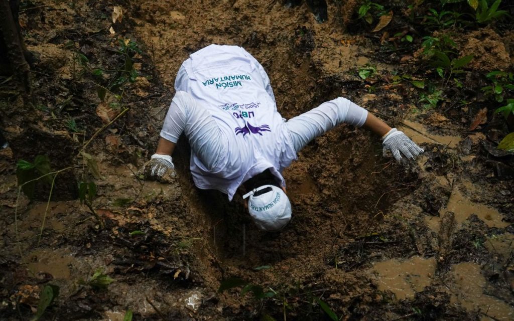 Durante más de una década, una mujer buscó sin sosiego a su hija desaparecida. Recientemente, la Unidad de Búsqueda de Personas dadas por Desaparecidas (UBPD) recuperó el cuerpo de una persona joven en un nacimiento de agua, en medio del bosque y bajo la lluvia. Podría tratarse de su hija quien desapareció en hechos asociados al conflicto armado en el Caquetá.