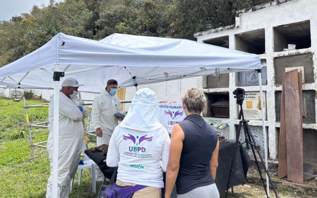 Gracias al aporte de información que entregó el Comité de Solidaridad de Presos Políticos a la Unidad de Búsqueda de Personas Dadas por Desaparecidas, el equipo forense de Santander recuperó dos cuerpos de personas no identificadas que estaban inhumadas en el cementerio rural San Isidro, en el corregimiento de Cachirí, municipio de Suratá.