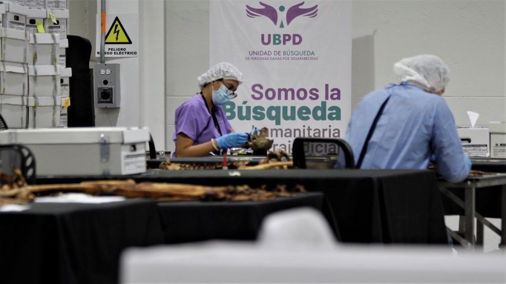 En marzo de 2025, la Unidad de Búsqueda de Personas dadas por Desaparecidas (UBPD) y el Instituto Nacional de Medicina Legal y Ciencias Forenses crearon en Medellín el Centro Integral de Abordaje Forense e Identificación con el propósito de agilizar la identificación de personas desaparecidas en el contexto del conflicto armado en el noroccidente de Colombia. Tras su inauguración, este espacio recibió 270 cuerpos recuperados por la Unidad de Búsqueda y en solo tres meses de funcionamiento logró abordar el 60 por ciento de estos.
