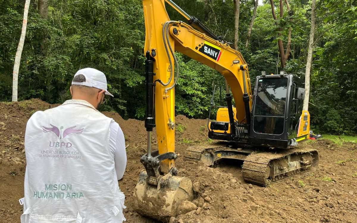 En una misión humanitaria compleja y técnicamente exigente, la Unidad de Búsqueda de Personas dadas por Desaparecidas (UBPD) logró la recuperación de un cuerpo en la vereda La Linda, en corregimiento de San José de Apartadó del municipio antioqueño de Apartadó. Esta recuperación podría corresponder a una persona desaparecida en la década del noventa, cuya identidad orientada ha sido establecida a partir de la información recolectada durante el proceso de búsqueda y la verificación está ahora en manos del análisis de rasgos morfológicos y pruebas genéticas comparadas con las muestras de ADN aportadas por su familia.