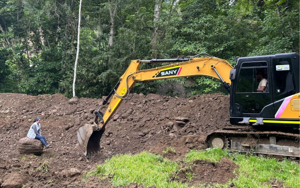 En una misión humanitaria compleja y técnicamente exigente, la Unidad de Búsqueda de Personas dadas por Desaparecidas (UBPD) logró la recuperación de un cuerpo en la vereda La Linda, en corregimiento de San José de Apartadó del municipio antioqueño de Apartadó. Esta recuperación podría corresponder a una persona desaparecida en la década del noventa, cuya identidad orientada ha sido establecida a partir de la información recolectada durante el proceso de búsqueda y la verificación está ahora en manos del análisis de rasgos morfológicos y pruebas genéticas comparadas con las muestras de ADN aportadas por su familia.