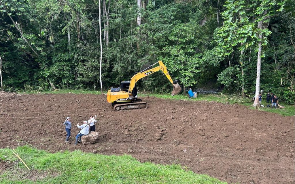 En una misión humanitaria compleja y técnicamente exigente, la Unidad de Búsqueda de Personas dadas por Desaparecidas (UBPD) logró la recuperación de un cuerpo en la vereda La Linda, en corregimiento de San José de Apartadó del municipio antioqueño de Apartadó. Esta recuperación podría corresponder a una persona desaparecida en la década del noventa, cuya identidad orientada ha sido establecida a partir de la información recolectada durante el proceso de búsqueda y la verificación está ahora en manos del análisis de rasgos morfológicos y pruebas genéticas comparadas con las muestras de ADN aportadas por su familia.