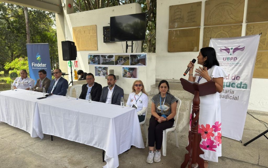 Con un acto simbólico realizado en el Cementerio Jardín Universal, la Unidad de Búsqueda de Personas dadas por Desaparecidas (UBPD )y la Alcaldía de Medellín anunciaron la construcción del Memorial de Identidades Ausentes, un lugar de memoria con cerca de 300 nuevos módulos de osarios para cuerpos de personas dadas por desaparecidas en el contexto del conflicto armado en el departamento de Antioquia.