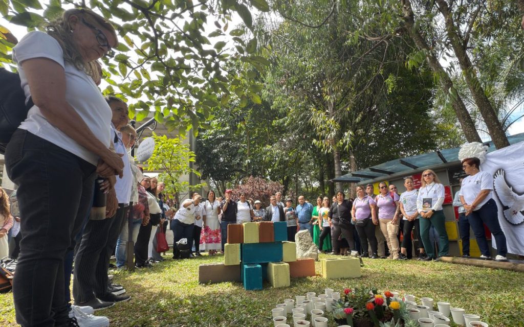 Con un acto simbólico realizado en el Cementerio Jardín Universal, la Unidad de Búsqueda de Personas dadas por Desaparecidas (UBPD )y la Alcaldía de Medellín anunciaron la construcción del Memorial de Identidades Ausentes, un lugar de memoria con cerca de 300 nuevos módulos de osarios para cuerpos de personas dadas por desaparecidas en el contexto del conflicto armado en el departamento de Antioquia.