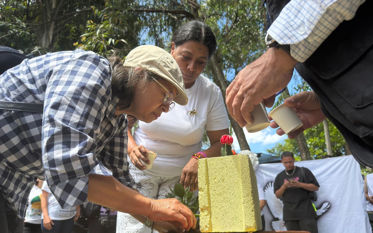 Con un acto simbólico realizado en el Cementerio Jardín Universal, la Unidad de Búsqueda de Personas dadas por Desaparecidas (UBPD )y la Alcaldía de Medellín anunciaron la construcción del Memorial de Identidades Ausentes, un lugar de memoria con cerca de 300 nuevos módulos de osarios para cuerpos de personas dadas por desaparecidas en el contexto del conflicto armado en el departamento de Antioquia.