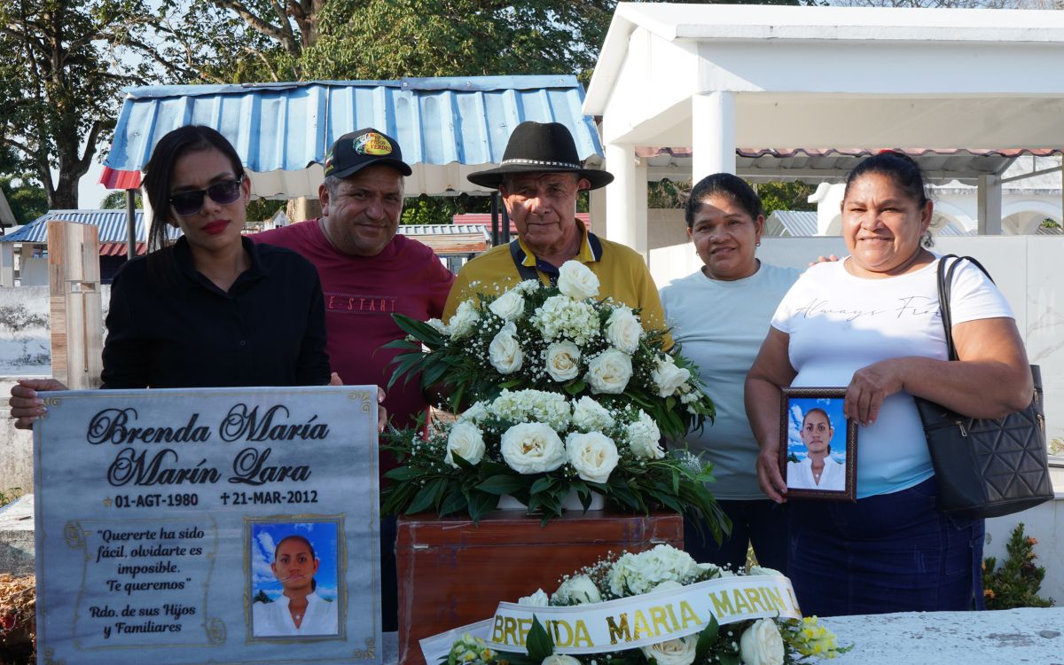 La escena ocurre en una sala discreta de la ciudad de Arauca durante la entrega digna del cuerpo de Brenda, una venezolana desaparecida desde 2012. Su hija, Breliacni Yailin Lara, estuvo presente junto con algunos de sus familiares que viajaron desde Guasdualito, en el estado venezolano de Apure. Desde el momento en que entraron al salón, ella se aferró a la fotografía como única forma de hacer presencia en ese reencuentro demorado por trece años.