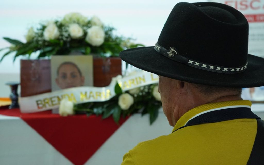 La escena ocurre en una sala discreta de la ciudad de Arauca durante la entrega digna del cuerpo de Brenda, una venezolana desaparecida desde 2012. Su hija, Breliacni Yailin Lara, estuvo presente junto con algunos de sus familiares que viajaron desde Guasdualito, en el estado venezolano de Apure. Desde el momento en que entraron al salón, ella se aferró a la fotografía como única forma de hacer presencia en ese reencuentro demorado por trece años.