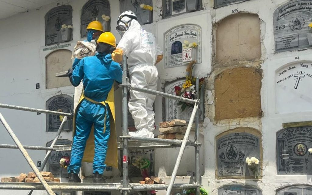 Durante una reciente acción humanitaria liderada por la Unidad de Búsqueda de Personas dadas por Desaparecidas (UBPD) en el Cementerio del Sur de Bogotá, se realizó una intervención en una de las bóvedas con el propósito de corroborar la identidad de un cuerpo. Pese a estar como persona identificada no reclamada en el Registro Nacional de Desaparecidos (RND) del Instituto Nacional de Medicina Legal y Ciencias Forenses, sigue desaparecida para sus familiares. Este procedimiento abre una posibilidad de dar una respuesta a quienes han esperado durante años por noticias de su ser querido.