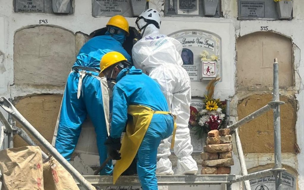 Durante una reciente acción humanitaria liderada por la Unidad de Búsqueda de Personas dadas por Desaparecidas (UBPD) en el Cementerio del Sur de Bogotá, se realizó una intervención en una de las bóvedas con el propósito de corroborar la identidad de un cuerpo. Pese a estar como persona identificada no reclamada en el Registro Nacional de Desaparecidos (RND) del Instituto Nacional de Medicina Legal y Ciencias Forenses, sigue desaparecida para sus familiares. Este procedimiento abre una posibilidad de dar una respuesta a quienes han esperado durante años por noticias de su ser querido.