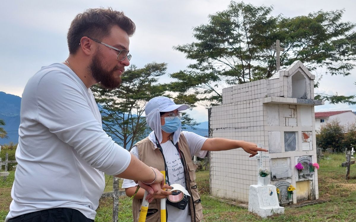 Amparo tenía 16 años cuando tomó la decisión de marcharse de su casa, en el noreste de Cundinamarca, con el propósito de encontrar un trabajo que le permitiera apoyar económicamente a su familia y especialmente a su padre enfermo, ya que los recursos de la familia eran insuficientes para un tratamiento médico que requería. La última vez que se supo de ella fue en 2003. La joven había viajado al municipio de Garagoa, en Boyacá, invitada por una amiga. El contacto se mantuvo hasta la muerte del padre. El silencio que vino después se prolongó por más de 20 años.