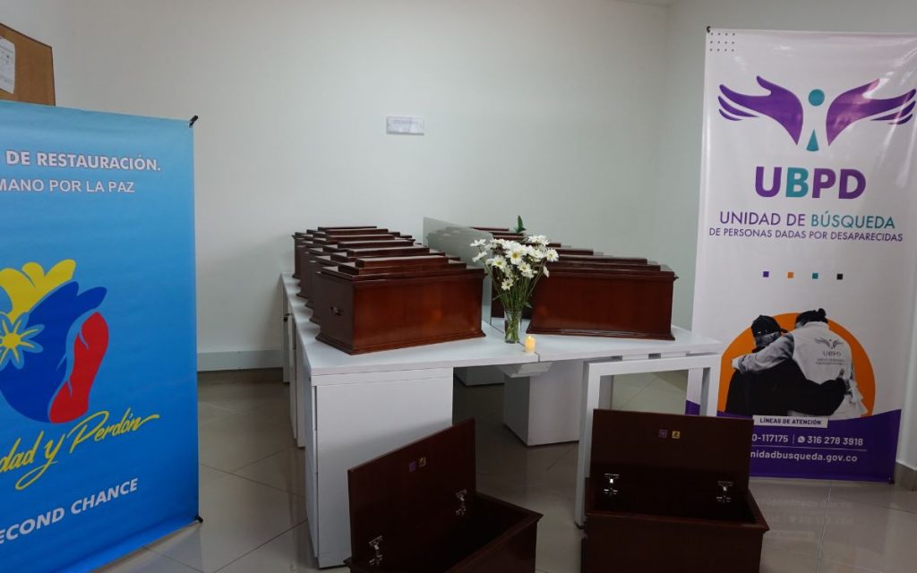 En un pequeño taller de carpintería en algún rincón de Manizales, el sonido de las sierras, los martillos y la lija no era el de una simple fabricación. Era el eco de un pasado violento buscando redención. Allí un grupo de hombres, muchos sin experiencia previa en carpintería, se reunían cada semana para dar forma a algo más que madera: construían memoria, tejían dignidad y reconciliación.