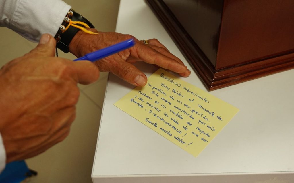 En un pequeño taller de carpintería en algún rincón de Manizales, el sonido de las sierras, los martillos y la lija no era el de una simple fabricación. Era el eco de un pasado violento buscando redención. Allí un grupo de hombres, muchos sin experiencia previa en carpintería, se reunían cada semana para dar forma a algo más que madera: construían memoria, tejían dignidad y reconciliación.