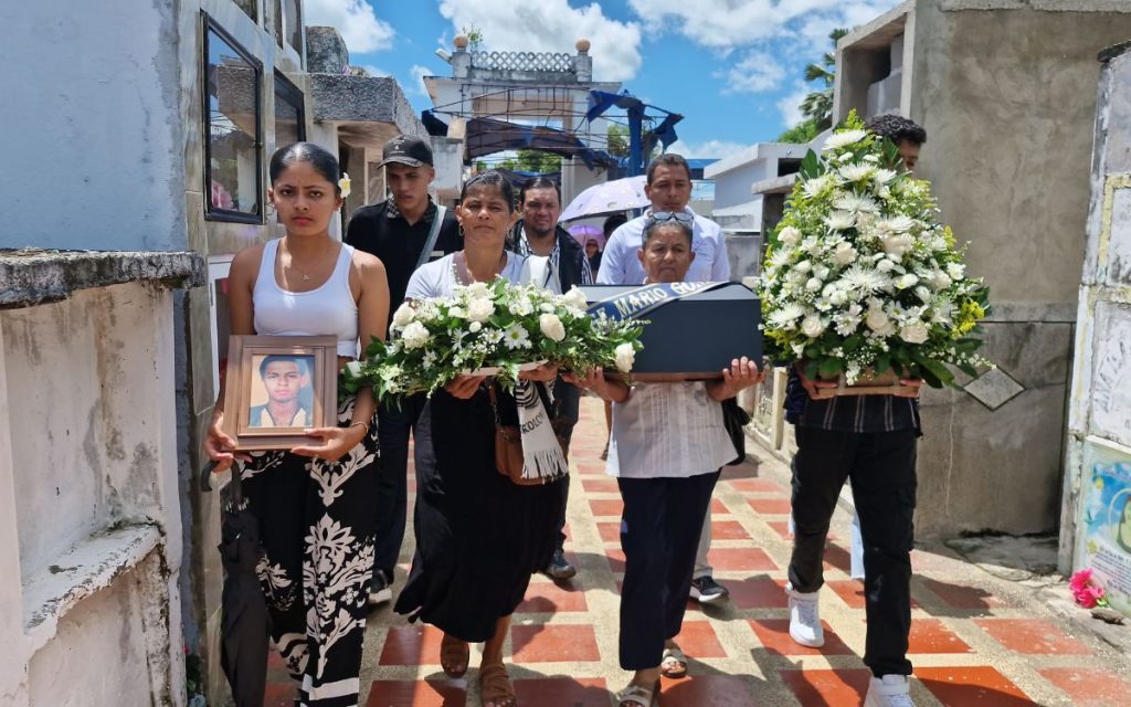 Norelbi persiguió el rastro de su hijo, Jorge Mario González Cordero, desaparecido en el 2009 mientras trabajaba en el corregimiento de Tierradentro, de Montelíbano. Su búsqueda, una odisea marcada por la incertidumbre y la esperanza, culminó recientemente con la digna entrega del cuerpo de Jorge Mario, la que fue posible gracias a la articulación de esfuerzos entre la Unidad de Búsqueda de Personas dadas por Desaparecidas (UBPD), el Grupo de Búsqueda, Identificación y Entrega de Personas Desaparecidas (GRUBE) de la Fiscalía General de la Nación y el Instituto Nacional de Medicina Legal y Ciencias Forenses.