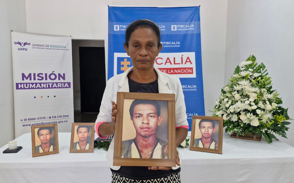 Norelbi persiguió el rastro de su hijo, Jorge Mario González Cordero, desaparecido en el 2009 mientras trabajaba en el corregimiento de Tierradentro, de Montelíbano. Su búsqueda, una odisea marcada por la incertidumbre y la esperanza, culminó recientemente con la digna entrega del cuerpo de Jorge Mario, la que fue posible gracias a la articulación de esfuerzos entre la Unidad de Búsqueda de Personas dadas por Desaparecidas (UBPD), el Grupo de Búsqueda, Identificación y Entrega de Personas Desaparecidas (GRUBE) de la Fiscalía General de la Nación y el Instituto Nacional de Medicina Legal y Ciencias Forenses.