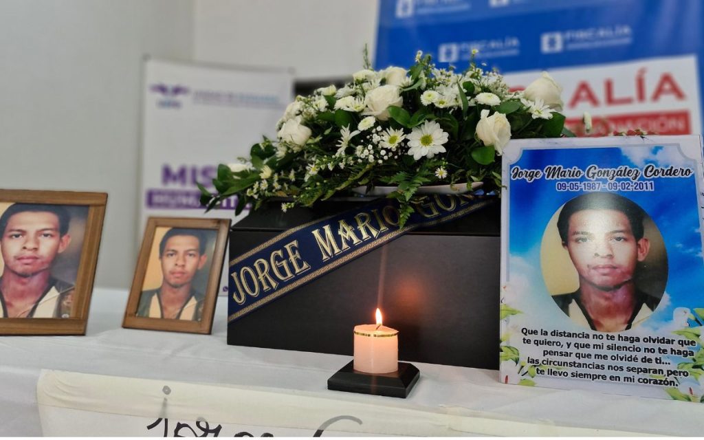 Norelbi persiguió el rastro de su hijo, Jorge Mario González Cordero, desaparecido en el 2009 mientras trabajaba en el corregimiento de Tierradentro, de Montelíbano. Su búsqueda, una odisea marcada por la incertidumbre y la esperanza, culminó recientemente con la digna entrega del cuerpo de Jorge Mario, la que fue posible gracias a la articulación de esfuerzos entre la Unidad de Búsqueda de Personas dadas por Desaparecidas (UBPD), el Grupo de Búsqueda, Identificación y Entrega de Personas Desaparecidas (GRUBE) de la Fiscalía General de la Nación y el Instituto Nacional de Medicina Legal y Ciencias Forenses.