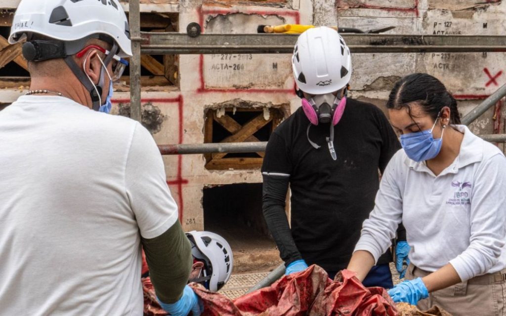 Desde el 14 y hasta el 27 de julio, la Unidad de Búsqueda de Personas Dadas por Desaparecidas (UBPD) adelanta la sexta fase de intervención en el Cementerio Central de Neiva. Esta acción humanitaria busca recuperar, al menos, 18 cuerpos de personas desaparecidas en hechos relacionados con el conflicto armado, ocurridos entre 2007 y 2016.