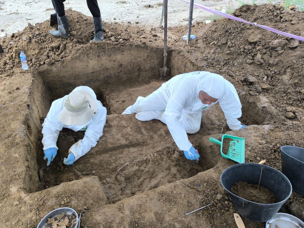 En medio de un paisaje tranquilo y cotidiano, durante una labor humanitaria que realizaba el equipo del Atlántico de la Unidad de Búsqueda de Personas dadas por Desaparecidas (UBPD), en el municipio de Remolino (Magdalena), se escuchó algo inusual y que podría cambiar la vida de una familia que espera a un ser querido desaparecido. "En un predio, desde hace unos días y por las lluvias, se han estado haciendo visibles unas estructuras óseas. En ese lugar, los paramilitares tuvieron una base", informó un habitante que se encontraba en el sitio.