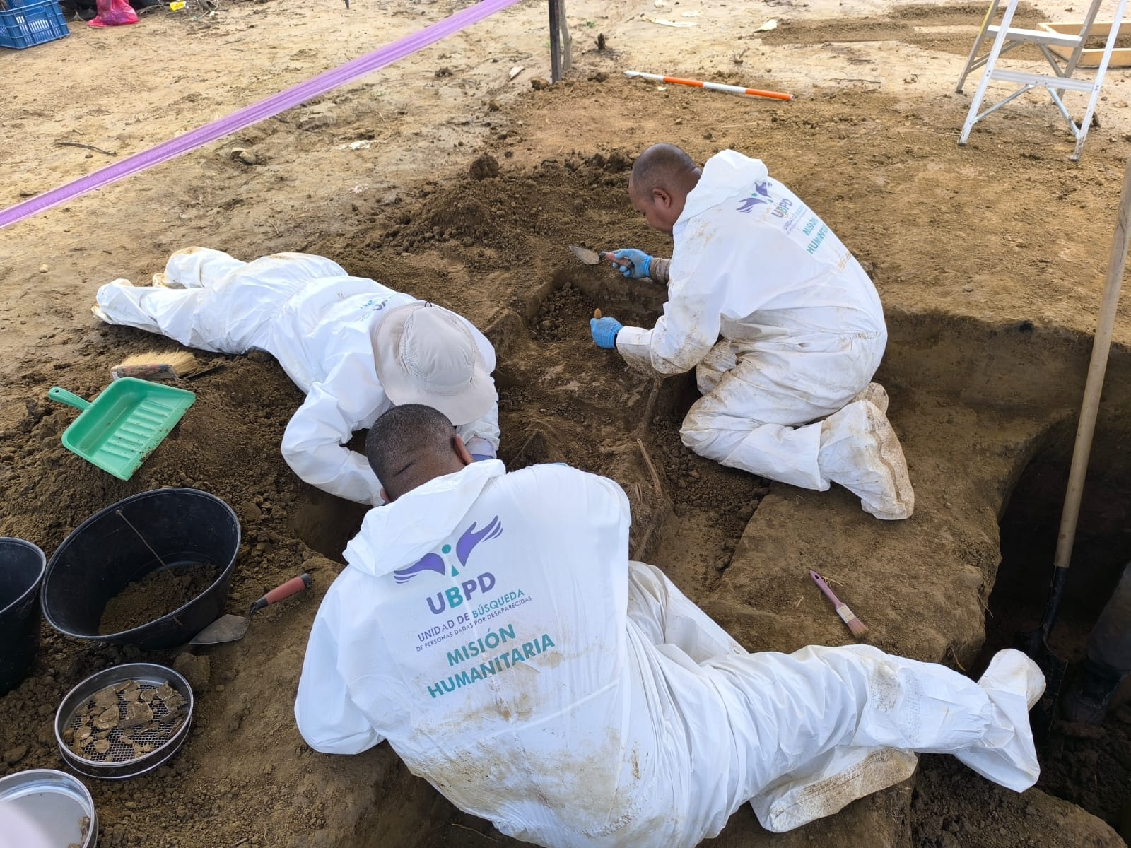 En medio de un paisaje tranquilo y cotidiano, durante una labor humanitaria que realizaba el equipo del Atlántico de la Unidad de Búsqueda de Personas dadas por Desaparecidas (UBPD), en el municipio de Remolino (Magdalena), se escuchó algo inusual y que podría cambiar la vida de una familia que espera a un ser querido desaparecido. 