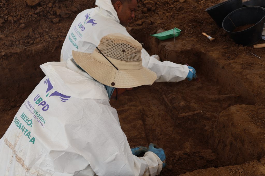 En medio de un paisaje tranquilo y cotidiano, durante una labor humanitaria que realizaba el equipo del Atlántico de la Unidad de Búsqueda de Personas dadas por Desaparecidas (UBPD), en el municipio de Remolino (Magdalena), se escuchó algo inusual y que podría cambiar la vida de una familia que espera a un ser querido desaparecido. "En un predio, desde hace unos días y por las lluvias, se han estado haciendo visibles unas estructuras óseas. En ese lugar, los paramilitares tuvieron una base", informó un habitante que se encontraba en el sitio.