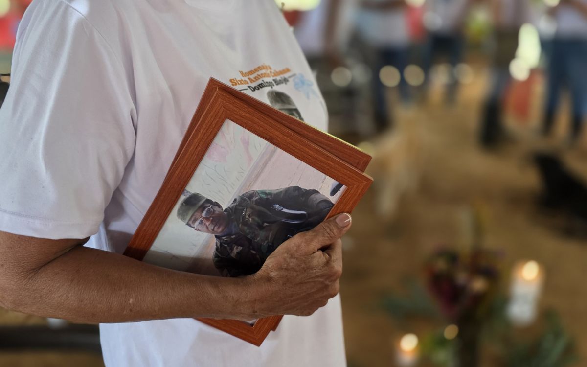 En el centro poblado Mariana Páez, en zona rural de Acacías, en el Meta, la Unidad de Búsqueda de Personas dadas por Desaparecidas (UBPD) entregó a la familia Cabana Mejía el cuerpo de Sixto Antonio Cabana Guillén, desaparecido hace 15 años. Sus familiares y amigos le rindieron un homenaje antes de su inhumación en el cementerio central de Acacías.