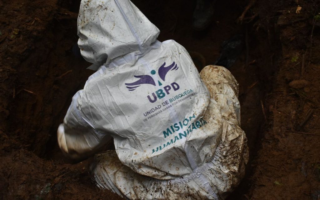 Después de 22 años, ocho meses y un día, la familia de James Silva Duque finalmente recibió su cuerpo, gracias a la entrega digna realizada por la Unidad de Búsqueda de Personas dadas por Desaparecidas (UBPD). Martha, su esposa; Fermín, su hermano; Teresita, su madre; sus hijos y demás seres queridos encontraron en esta entrega un acto de reparación y reconciliación.