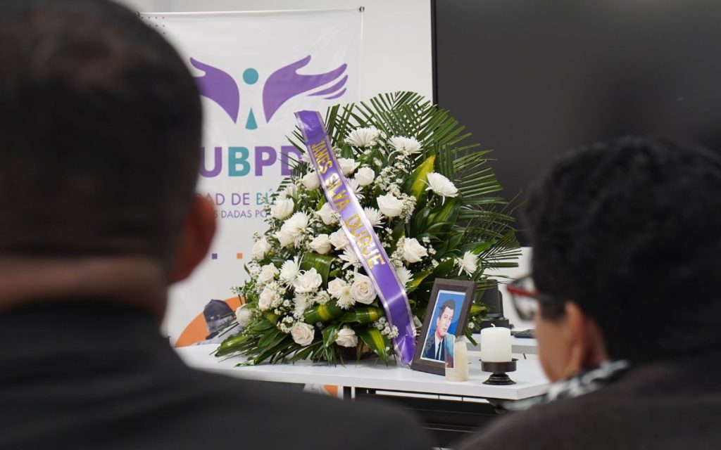 Después de 22 años, ocho meses y un día, la familia de James Silva Duque finalmente recibió su cuerpo, gracias a la entrega digna realizada por la Unidad de Búsqueda de Personas dadas por Desaparecidas (UBPD). Martha, su esposa; Fermín, su hermano; Teresita, su madre; sus hijos y demás seres queridos encontraron en esta entrega un acto de reparación y reconciliación.