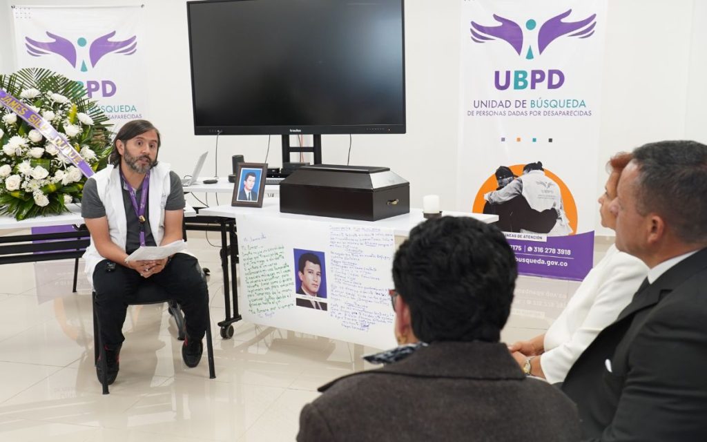 Después de 22 años, ocho meses y un día, la familia de James Silva Duque finalmente recibió su cuerpo, gracias a la entrega digna realizada por la Unidad de Búsqueda de Personas dadas por Desaparecidas (UBPD). Martha, su esposa; Fermín, su hermano; Teresita, su madre; sus hijos y demás seres queridos encontraron en esta entrega un acto de reparación y reconciliación.