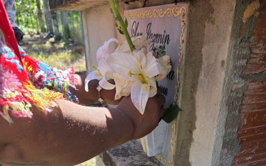 La Unidad de Búsqueda de Personas dadas por Desaparecidas (UBPD) trazó una ruta de alrededor de 800 kilómetros desde Bucaramanga, en Santander, hasta el municipio de La Uribe, en el Meta, para trasladar el cuerpo de Yasmín*, donde su madre y hermanas le esperaban para despedirla.