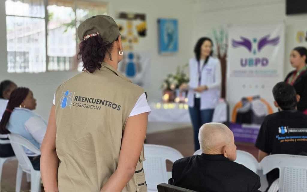 La Unidad de Búsqueda de Personas dadas por Desaparecidas (UBPD) trazó una ruta de alrededor de 800 kilómetros desde Bucaramanga, en Santander, hasta el municipio de La Uribe, en el Meta, para trasladar el cuerpo de Yasmín*, donde su madre y hermanas le esperaban para despedirla.