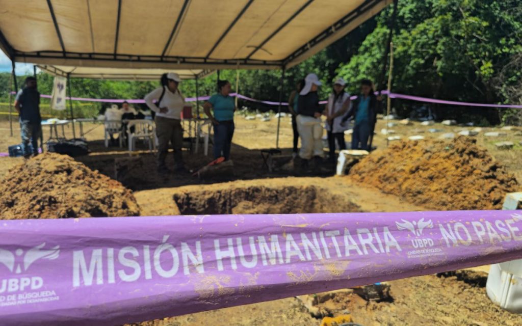 El sol apenas se asomaba en el cementerio La Resurrección de Barrancabermeja, en Santander, cuando el equipo de la Unidad de Búsqueda de Personas dadas por Desaparecidas (UBPD) inició una nueva jornada de trabajo. Era la octava intervención en este camposanto, un terreno que guarda en su memoria más que restos: guarda historias no contadas, vidas interrumpidas y el sufrimiento congelado de familias durante años, incluso décadas. 