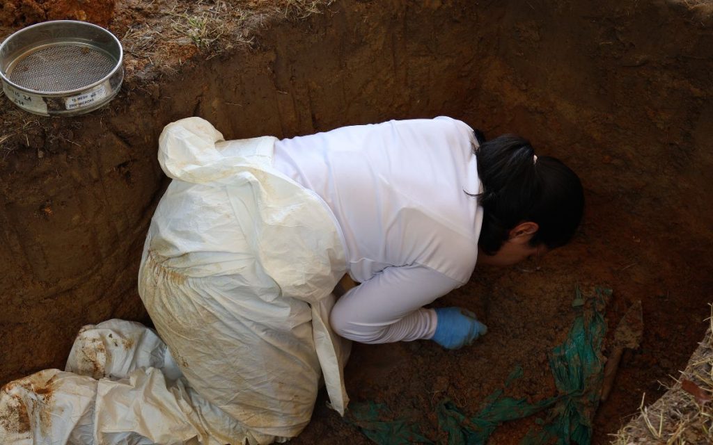 El sol apenas se asomaba en el cementerio La Resurrección de Barrancabermeja, en Santander, cuando el equipo de la Unidad de Búsqueda de Personas dadas por Desaparecidas (UBPD) inició una nueva jornada de trabajo. Era la octava intervención en este camposanto, un terreno que guarda en su memoria más que restos: guarda historias no contadas, vidas interrumpidas y el sufrimiento congelado de familias durante años, incluso décadas. 