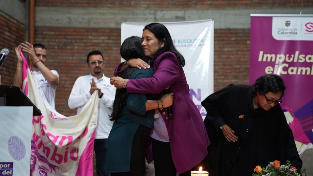 La Sociedad de Activos Especiales (SAE) entregó una antigua bodega de 373 metros cuadrados a la Unidad de Búsqueda de Personas dadas por Desaparecidas (UBPD). El inmueble, avaluado en más de 1.500 millones de pesos, será adecuado como el primer Centro Integral de Abordaje Forense e Identificación de propiedad estatal. Un lugar que, desde ya, se perfila como una pieza clave en el proceso de identificación de los cuerpos de personas desaparecidas en el país.