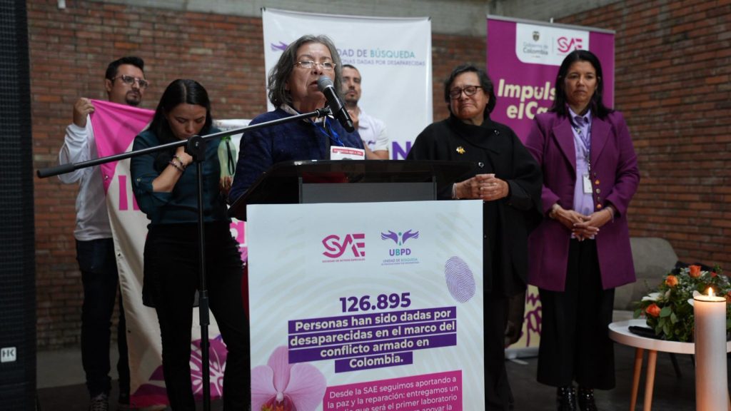 La Sociedad de Activos Especiales (SAE) entregó una antigua bodega de 373 metros cuadrados a la Unidad de Búsqueda de Personas dadas por Desaparecidas (UBPD). El inmueble, avaluado en más de 1.500 millones de pesos, será adecuado como el primer Centro Integral de Abordaje Forense e Identificación de propiedad estatal. Un lugar que, desde ya, se perfila como una pieza clave en el proceso de identificación de los cuerpos de personas desaparecidas en el país.