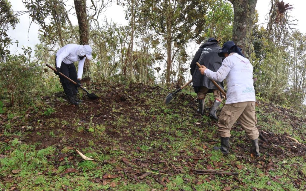En una intervención humanitaria desarrollada por la Unidad de Búsqueda de Personas dadas por Desaparecidas (UBPD), dos cuerpos fueron recuperados en zona rural del municipio de Anzoátegui, en inmediaciones del Parque Nacional Natural Los Nevado, en el Tolima. Esta acción se realizó en el marco de la búsqueda de personas desaparecidas en el contexto del conflicto armado colombiano.