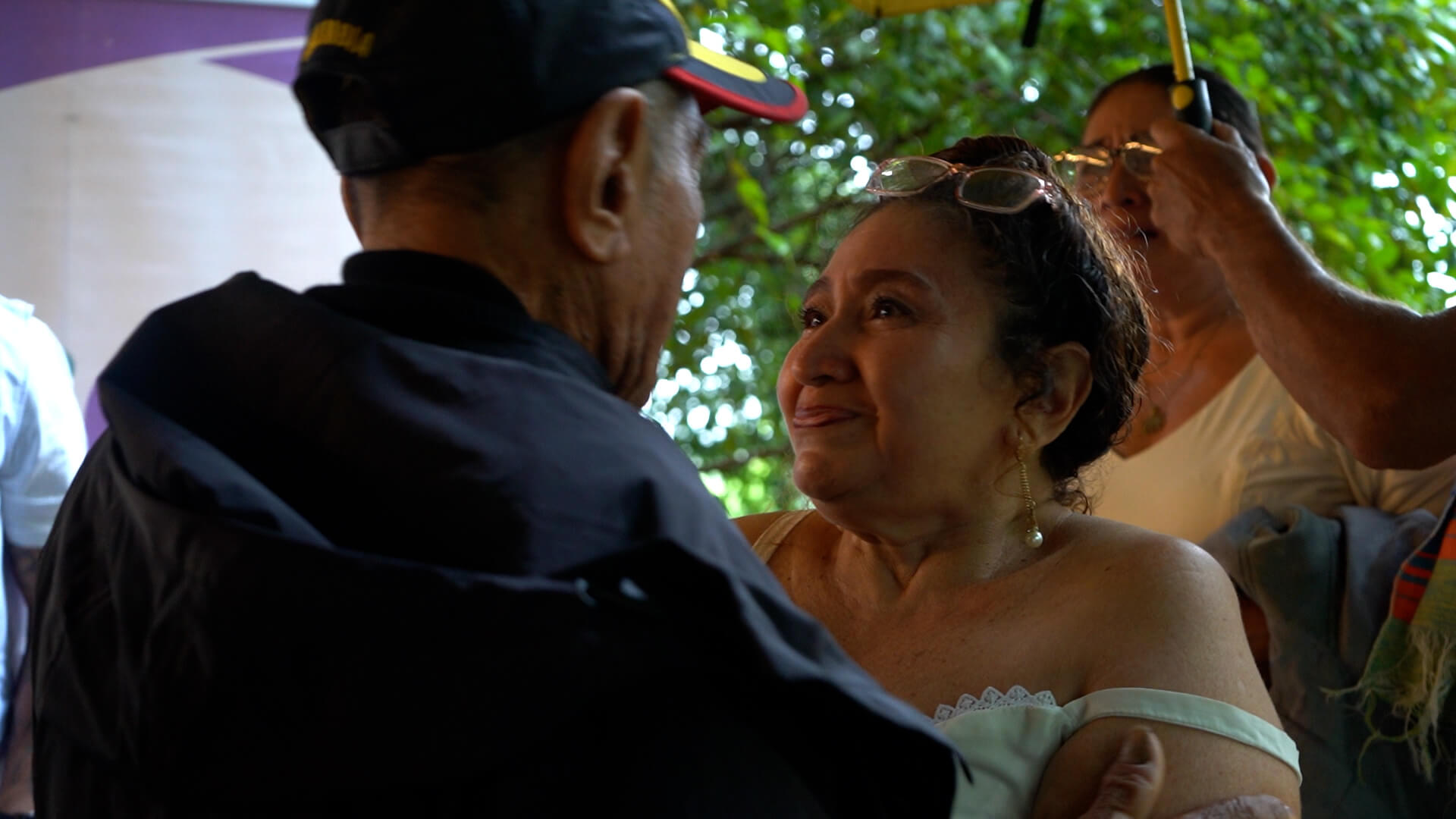 La última vez que María Lucrecia vio a su padre, Deucardo Rodríguez, tenía 16 años y estaba en séptimo grado del colegio. Él huyó del conflicto armado tras amenazas que recibió por un actor armado. Luego de cuatro décadas, y gracias al trabajo humanitario y extrajudicial de la Unidad de Búsqueda de Personas Desaparecidas (UBPD), se volvieron a ver, hablar y abrazar. Crónica de un esperado encuentro.