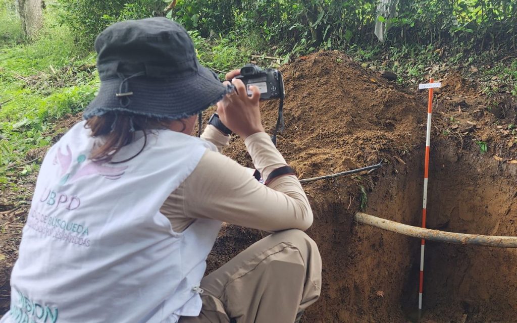 "Él estaba haciendo una piecita para traer a una muchacha, para vivir con él, y lo llamaron unos amigos de la calle. Él salió y me dijo: 'Ahorita vengo'. Pero no volvió”, relata Marula Guaca Murcia, hermana de una persona desaparecida en 1997, hace 28 años, en el corregimiento de San José de Apartadó, en la región del Urabá antioqueño.