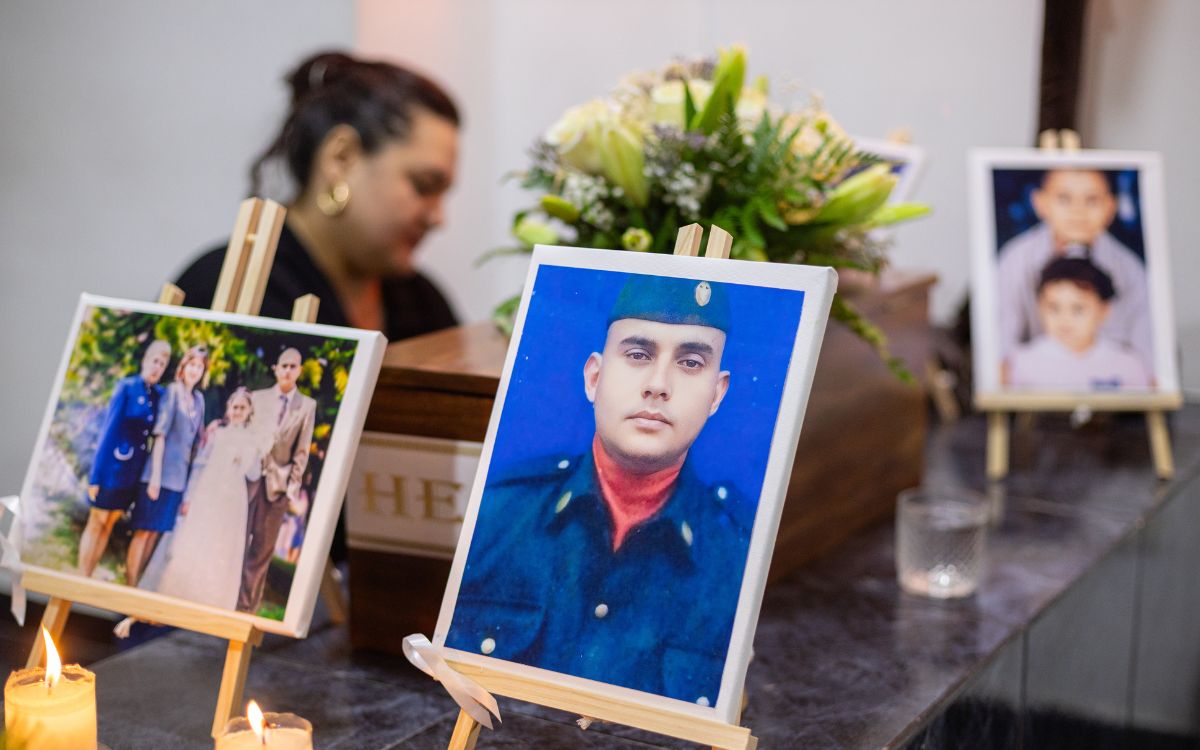 Max Avendaño Hernández ahora reposa en el Cementerio Central de Envigado, en Antioquia, municipio donde vivió durante su infancia. Allí lo despidieron su madre, su hermana, su tía, su cuñado y una sobrina que no alcanzó a conocerlo. Los pasados 21 y 22 de julio, la Unidad de Búsqueda de Personas dadas por Desaparecidas (UBPD) y la Jurisdicción Especial para la Paz (JEP) entregaron de manera digna el cuerpo de Max a su familia para darle sepultura.