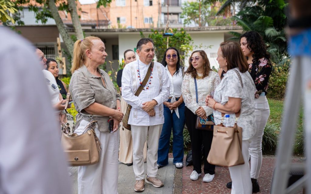 Max Avendaño Hernández ahora reposa en el Cementerio Central de Envigado, en Antioquia, municipio donde vivió durante su infancia. Allí lo despidieron su madre, su hermana, su tía, su cuñado y una sobrina que no alcanzó a conocerlo. Los pasados 21 y 22 de julio, la Unidad de Búsqueda de Personas dadas por Desaparecidas (UBPD) y la Jurisdicción Especial para la Paz (JEP) entregaron de manera digna el cuerpo de Max a su familia para darle sepultura.