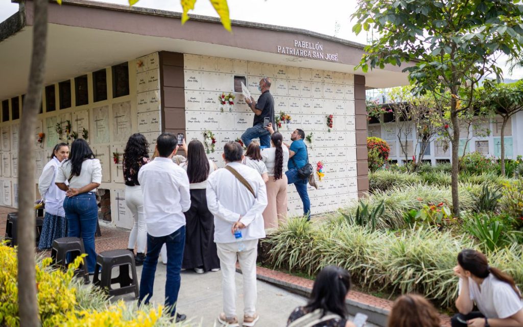 Max Avendaño Hernández ahora reposa en el Cementerio Central de Envigado, en Antioquia, municipio donde vivió durante su infancia. Allí lo despidieron su madre, su hermana, su tía, su cuñado y una sobrina que no alcanzó a conocerlo. Los pasados 21 y 22 de julio, la Unidad de Búsqueda de Personas dadas por Desaparecidas (UBPD) y la Jurisdicción Especial para la Paz (JEP) entregaron de manera digna el cuerpo de Max a su familia para darle sepultura.