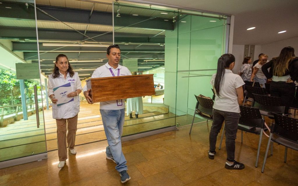 Max Avendaño Hernández ahora reposa en el Cementerio Central de Envigado, en Antioquia, municipio donde vivió durante su infancia. Allí lo despidieron su madre, su hermana, su tía, su cuñado y una sobrina que no alcanzó a conocerlo. Los pasados 21 y 22 de julio, la Unidad de Búsqueda de Personas dadas por Desaparecidas (UBPD) y la Jurisdicción Especial para la Paz (JEP) entregaron de manera digna el cuerpo de Max a su familia para darle sepultura.
