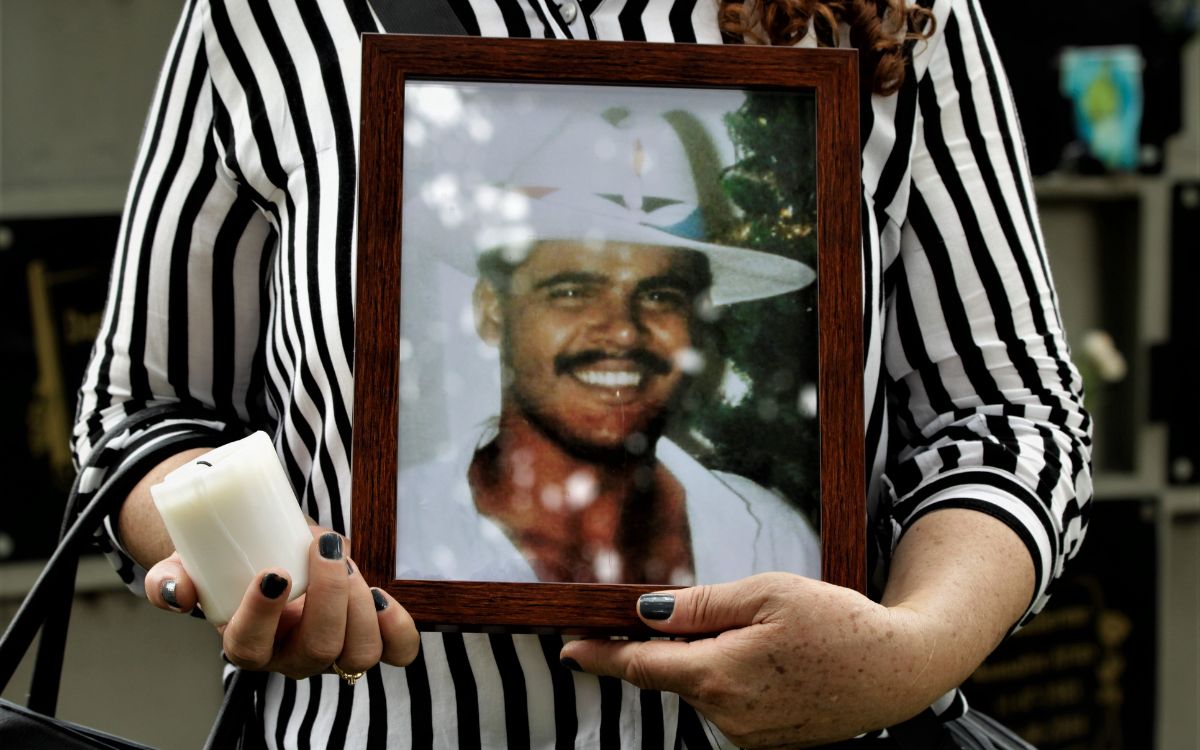 La Unidad de Búsqueda de Personas dadas por Desaparecidas (UBPD) entregó de manera digna a su familia el cuerpo de Henry de Jesús Zapata Zapata, quien fue desaparecido en Medellín. En principio, su búsqueda estuvo asociada al universo de personas desaparecidas en la Comuna 13, pero la investigación humanitaria y extrajudicial estableció que su desaparición ocurrió en el centro de la ciudad y que fue inhumado como cuerpo no identificado en el cementerio municipal de Granada, en el Oriente de Antioquia.