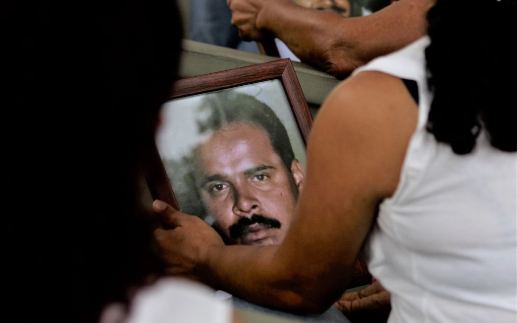 La Unidad de Búsqueda de Personas dadas por Desaparecidas (UBPD) entregó de manera digna a su familia el cuerpo de Henry de Jesús Zapata Zapata, quien fue desaparecido en Medellín. En principio, su búsqueda estuvo asociada al universo de personas desaparecidas en la Comuna 13, pero la investigación humanitaria y extrajudicial estableció que su desaparición ocurrió en el centro de la ciudad y que fue inhumado como cuerpo no identificado en el cementerio municipal de Granada, en el Oriente de Antioquia.