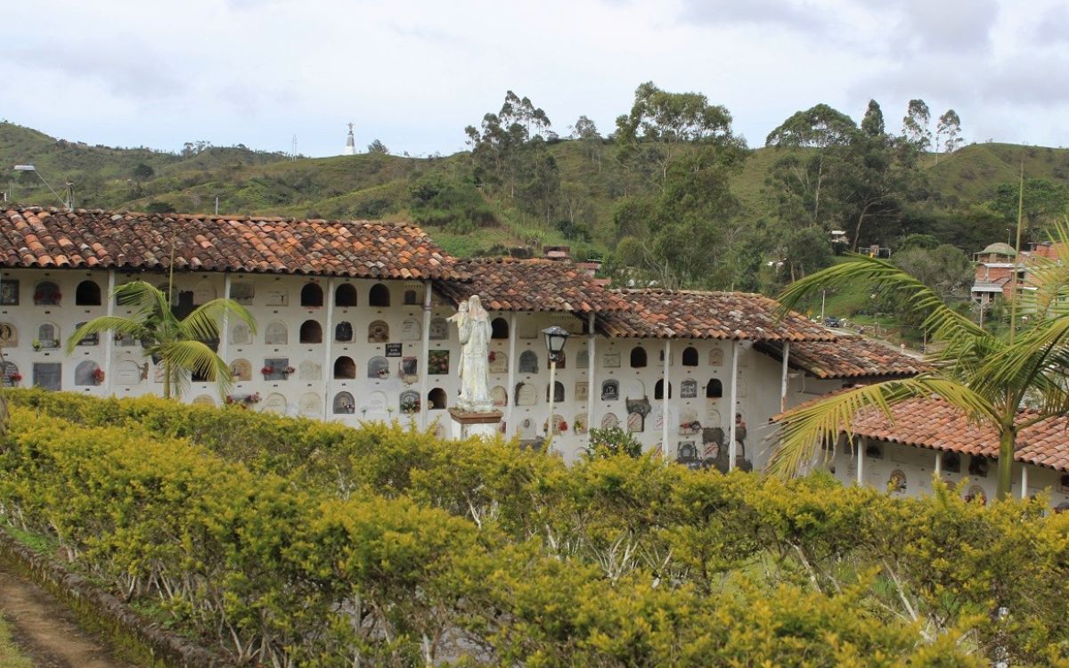 Entre el 21 y el 30 de agosto, la Unidad de Búsqueda de Personas dadas por Desaparecidas (UBPD) realizará la segunda fase de intervención forense en el cementerio municipal de Santo Domingo, en Antioquia, para recuperar los cuerpos de personas dadas por desaparecidas en el contexto del conflicto armado en el Nordeste del departamento.