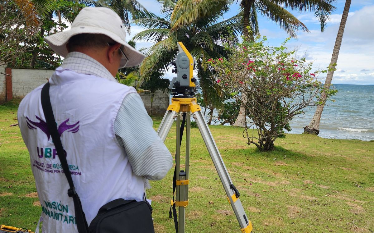 Desarrollar una misión humanitaria donde el mar Caribe es el protagonista y quien custodia los cuerpos de quienes ahí descansan marca un hito significativo en la búsqueda de más de 1.500 personas ausentes en el Norte de Urabá, de las cuales 533 corresponden al municipio de Necoclí y que con el permiso del océano se logra la exhumación de seis cuerpos de personas desaparecidas en el contexto del conflicto armado en Urabá.