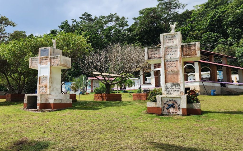 Desarrollar una misión humanitaria donde el mar Caribe es el protagonista y quien custodia los cuerpos de quienes ahí descansan marca un hito significativo en la búsqueda de más de 1.500 personas ausentes en el Norte de Urabá, de las cuales 533 corresponden al municipio de Necoclí y que con el permiso del océano se logra la exhumación de seis cuerpos de personas desaparecidas en el contexto del conflicto armado en Urabá.
