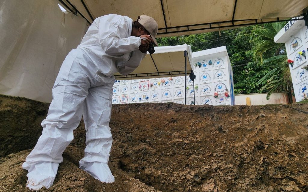 Desarrollar una misión humanitaria donde el mar Caribe es el protagonista y quien custodia los cuerpos de quienes ahí descansan marca un hito significativo en la búsqueda de más de 1.500 personas ausentes en el Norte de Urabá, de las cuales 533 corresponden al municipio de Necoclí y que con el permiso del océano se logra la exhumación de seis cuerpos de personas desaparecidas en el contexto del conflicto armado en Urabá.