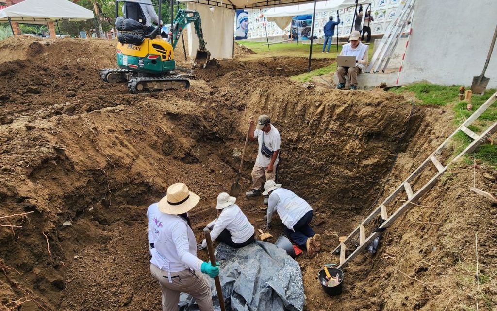 Desarrollar una misión humanitaria donde el mar Caribe es el protagonista y quien custodia los cuerpos de quienes ahí descansan marca un hito significativo en la búsqueda de más de 1.500 personas ausentes en el Norte de Urabá, de las cuales 533 corresponden al municipio de Necoclí y que con el permiso del océano se logra la exhumación de seis cuerpos de personas desaparecidas en el contexto del conflicto armado en Urabá.